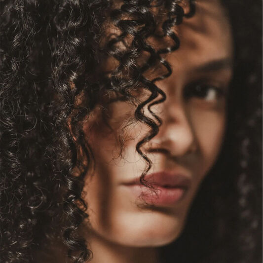 Comment prendre soin de ses cheveux ondulés, bouclés et frisés ?